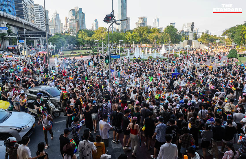 ผู้คนจำนวนมากเล่นน้ำสงกรานต์บน ถนนสีลม ปี 2569 ในวันสุดท้ายอย่างคึกคัก 15