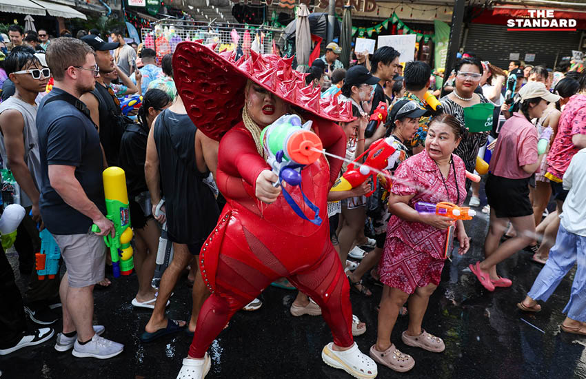 ผู้คนจำนวนมากเล่นน้ำสงกรานต์บน ถนนสีลม ปี 2569 ในวันสุดท้ายอย่างคึกคัก 2