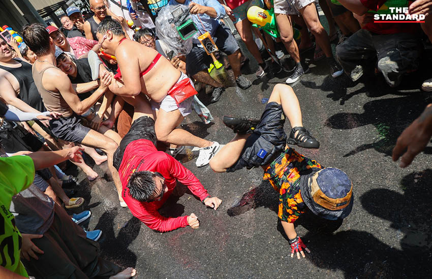 ผู้คนจำนวนมากเล่นน้ำสงกรานต์บน ถนนสีลม ปี 2569 ในวันสุดท้ายอย่างคึกคัก 3