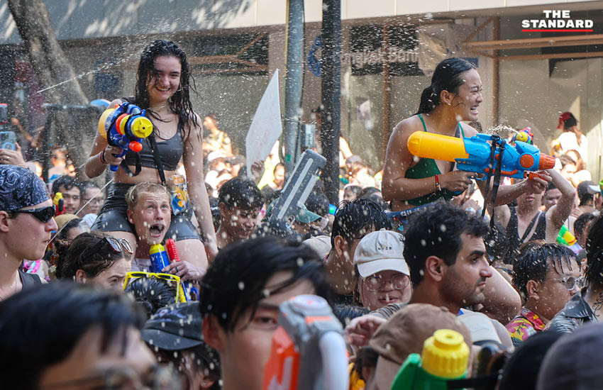 ผู้คนจำนวนมากเล่นน้ำสงกรานต์บน ถนนสีลม ปี 2569 ในวันสุดท้ายอย่างคึกคัก 4