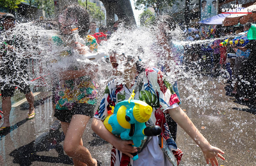 ผู้คนจำนวนมากเล่นน้ำสงกรานต์บน ถนนสีลม ปี 2569 ในวันสุดท้ายอย่างคึกคัก 5