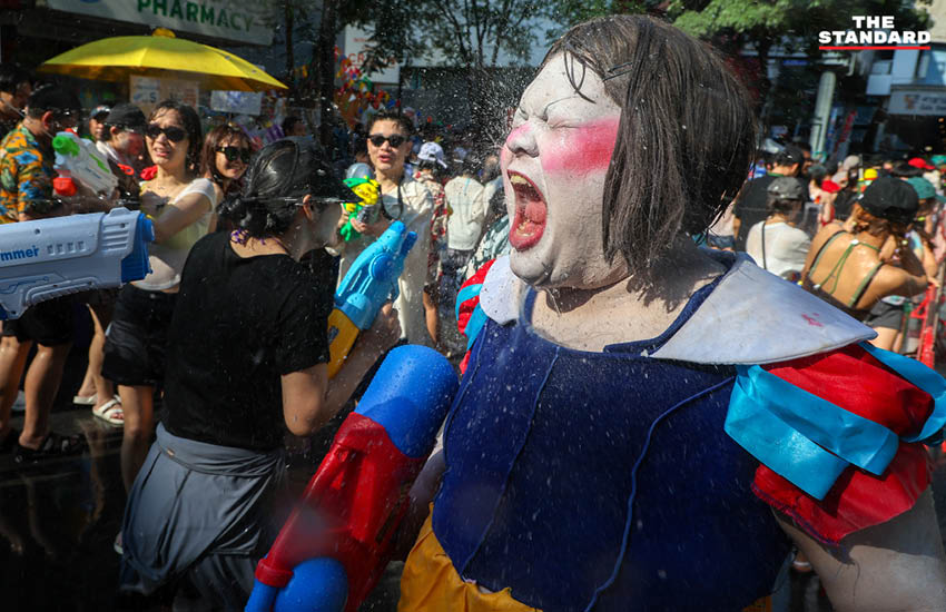 ผู้คนจำนวนมากเล่นน้ำสงกรานต์บน ถนนสีลม ปี 2569 ในวันสุดท้ายอย่างคึกคัก 6