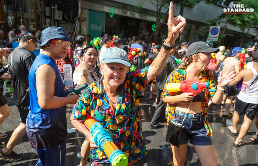 ผู้คนจำนวนมากเล่นน้ำสงกรานต์บน ถนนสีลม ปี 2569 ในวันสุดท้ายอย่างคึกคัก 7