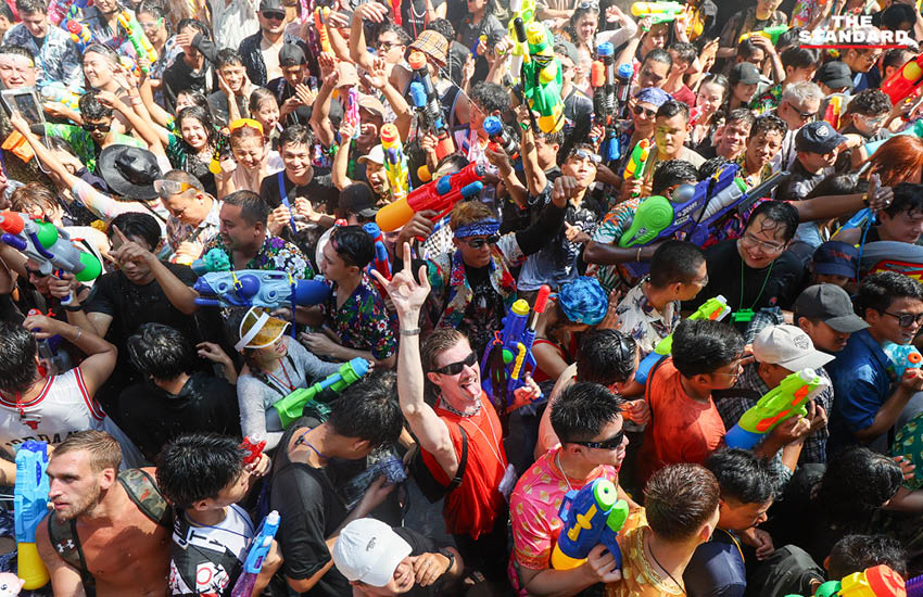 ผู้คนจำนวนมากเล่นน้ำสงกรานต์บน ถนนสีลม ปี 2569 ในวันสุดท้ายอย่างคึกคัก 8