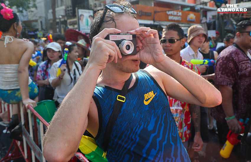 ผู้คนจำนวนมากเล่นน้ำสงกรานต์บน ถนนสีลม ปี 2569 ในวันสุดท้ายอย่างคึกคัก 9