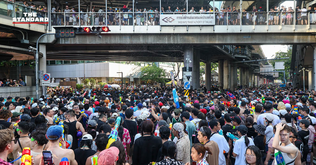 ผู้คนจำนวนมากเล่นน้ำสงกรานต์บน ถนนสีลม ปี 2569 ในวันสุดท้ายอย่างคึกคัก