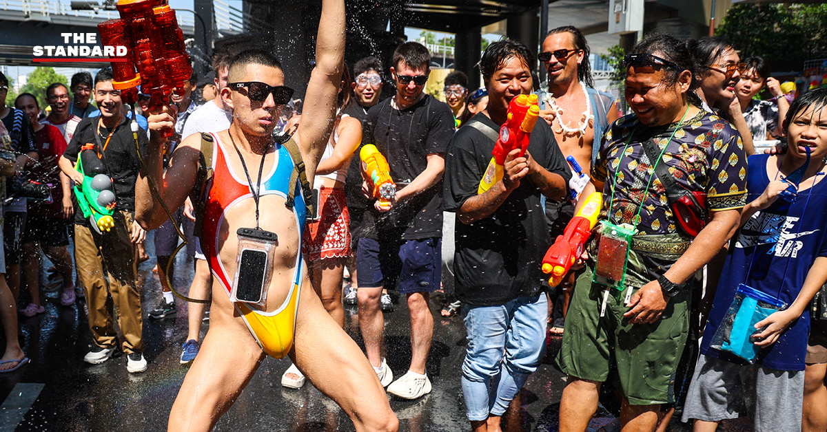นักท่องเที่ยวเล่นน้ำ สงกรานต์ บน ถนน สีลม 2569 ท่ามกลางมาตรการรักษาความปลอดภัย