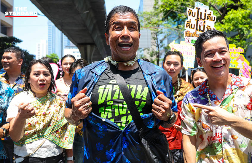 บรรยากาศการเปิดงานสงกรานต์สีลมอย่างเป็นทางการ โดย ชัชชาติ สิทธิพันธุ์ ผู้ว่าฯ กทม. และประชาชนกำลังเล่นน้ำอย่างสนุกสนาน 1