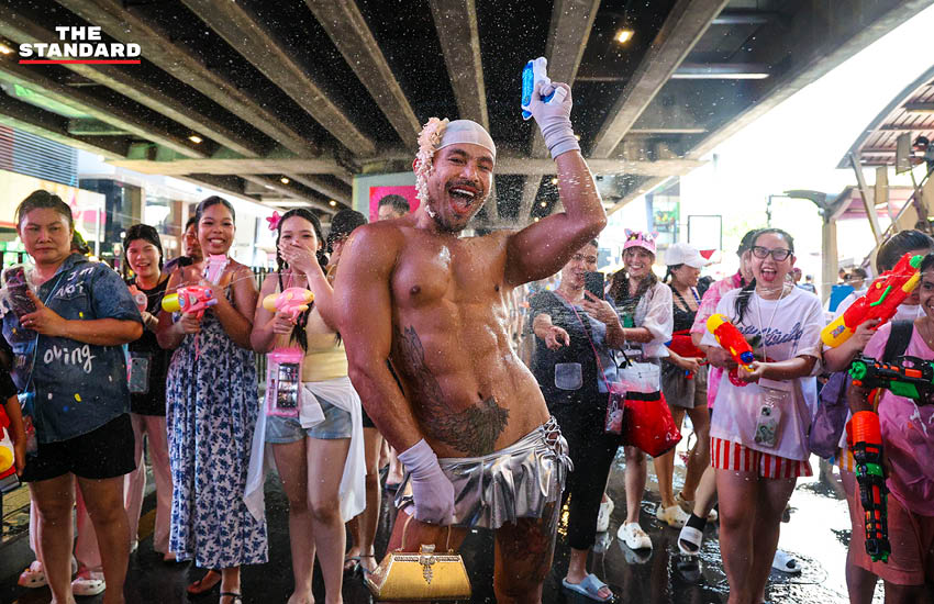 บรรยากาศการเปิดงานสงกรานต์สีลมอย่างเป็นทางการ โดย ชัชชาติ สิทธิพันธุ์ ผู้ว่าฯ กทม. และประชาชนกำลังเล่นน้ำอย่างสนุกสนาน 2