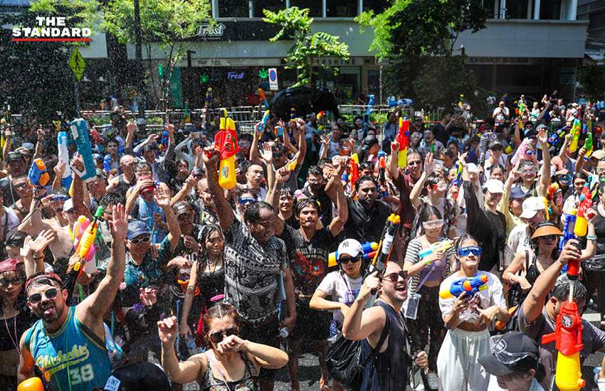 บรรยากาศการเปิดงานสงกรานต์สีลมอย่างเป็นทางการ โดย ชัชชาติ สิทธิพันธุ์ ผู้ว่าฯ กทม. และประชาชนกำลังเล่นน้ำอย่างสนุกสนาน 4