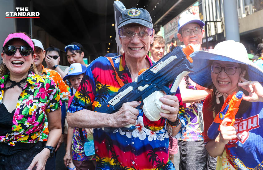 บรรยากาศการเปิดงานสงกรานต์สีลมอย่างเป็นทางการ โดย ชัชชาติ สิทธิพันธุ์ ผู้ว่าฯ กทม. และประชาชนกำลังเล่นน้ำอย่างสนุกสนาน 5