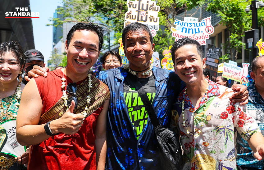 บรรยากาศการเปิดงานสงกรานต์สีลมอย่างเป็นทางการ โดย ชัชชาติ สิทธิพันธุ์ ผู้ว่าฯ กทม. และประชาชนกำลังเล่นน้ำอย่างสนุกสนาน 6