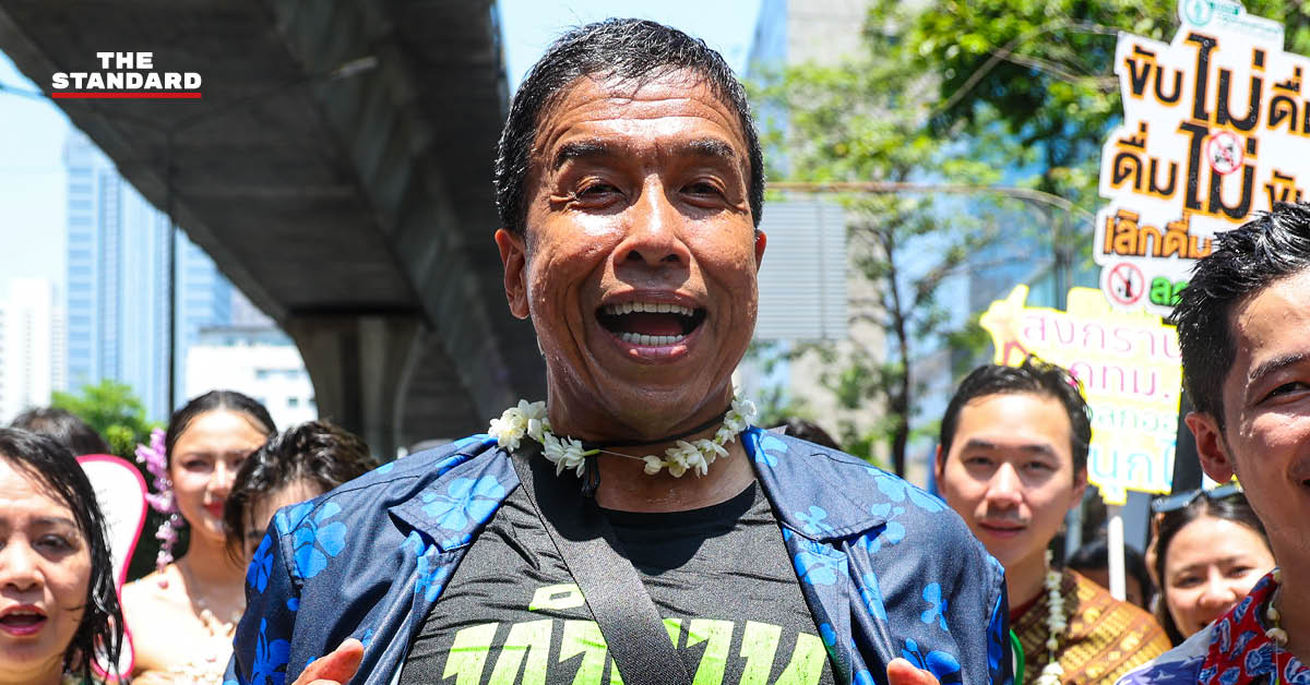 บรรยากาศการเปิดงานสงกรานต์สีลมอย่างเป็นทางการ โดย ชัชชาติ สิทธิพันธุ์ ผู้ว่าฯ กทม. และประชาชนกำลังเล่นน้ำอย่างสนุกสนาน