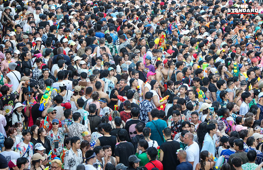 ภาพนักท่องเที่ยวจำนวนมากในเทศกาลสงกรานต์ บน ถนนสีลม ก่อนถูกประกาศปิดชั่วคราวเนื่องจากความแออัด 1