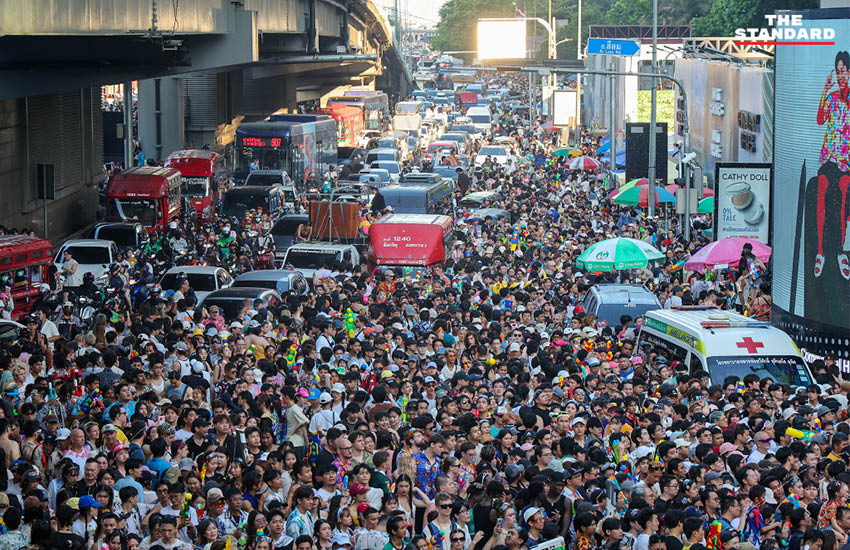 ภาพนักท่องเที่ยวจำนวนมากในเทศกาลสงกรานต์ บน ถนนสีลม ก่อนถูกประกาศปิดชั่วคราวเนื่องจากความแออัด 2