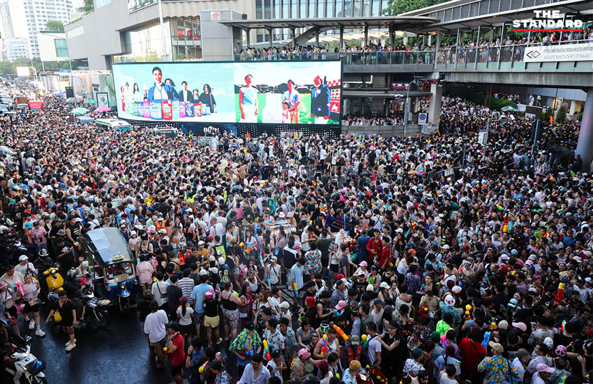 ภาพนักท่องเที่ยวจำนวนมากในเทศกาลสงกรานต์ บน ถนนสีลม ก่อนถูกประกาศปิดชั่วคราวเนื่องจากความแออัด 3