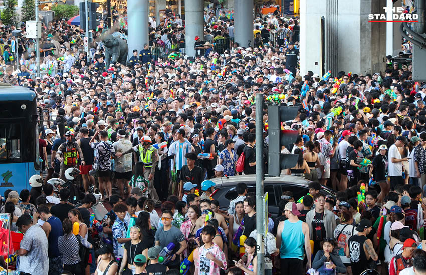ภาพนักท่องเที่ยวจำนวนมากในเทศกาลสงกรานต์ บน ถนนสีลม ก่อนถูกประกาศปิดชั่วคราวเนื่องจากความแออัด 4