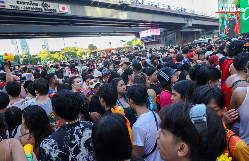 ภาพนักท่องเที่ยวจำนวนมากในเทศกาลสงกรานต์ บน ถนนสีลม ก่อนถูกประกาศปิดชั่วคราวเนื่องจากความแออัด 5
