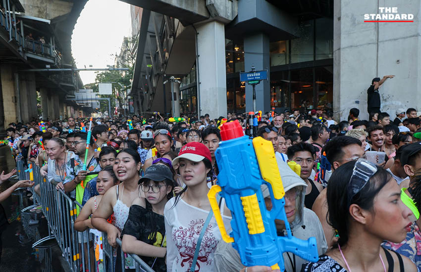 ภาพนักท่องเที่ยวจำนวนมากในเทศกาลสงกรานต์ บน ถนนสีลม ก่อนถูกประกาศปิดชั่วคราวเนื่องจากความแออัด 6