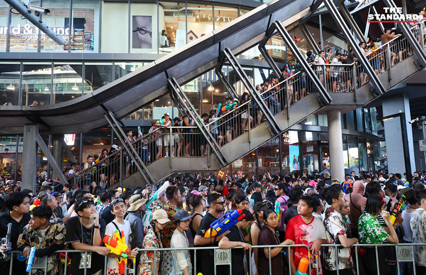 ภาพนักท่องเที่ยวจำนวนมากในเทศกาลสงกรานต์ บน ถนนสีลม ก่อนถูกประกาศปิดชั่วคราวเนื่องจากความแออัด 7