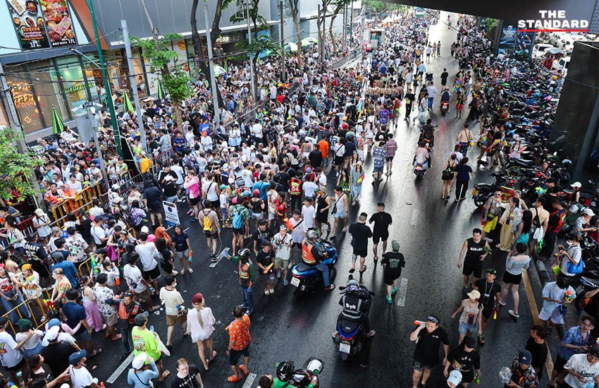ภาพนักท่องเที่ยวจำนวนมากในเทศกาลสงกรานต์ บน ถนนสีลม ก่อนถูกประกาศปิดชั่วคราวเนื่องจากความแออัด 8
