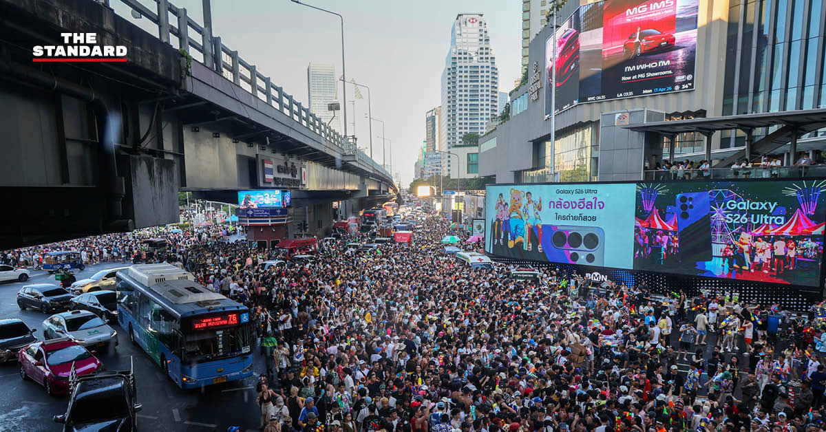 ภาพนักท่องเที่ยวจำนวนมากในเทศกาลสงกรานต์ บน ถนนสีลม ก่อนถูกประกาศปิดชั่วคราวเนื่องจากความแออัด