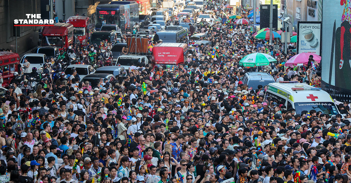 เจ้าหน้าที่เขตบางรัก คัดกรองและดูแลความปลอดภัยประชาชนในเทศกาลสงกรานต์ ถนนสีลม