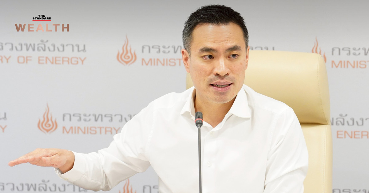 นายเอกนัฏ พร้อมพันธุ์ รัฐมนตรีว่าการกระทรวงพลังงาน ขณะแถลงข่าวมาตรการแก้ไขปัญหาราคาน้ำมันและค่าการกลั่น