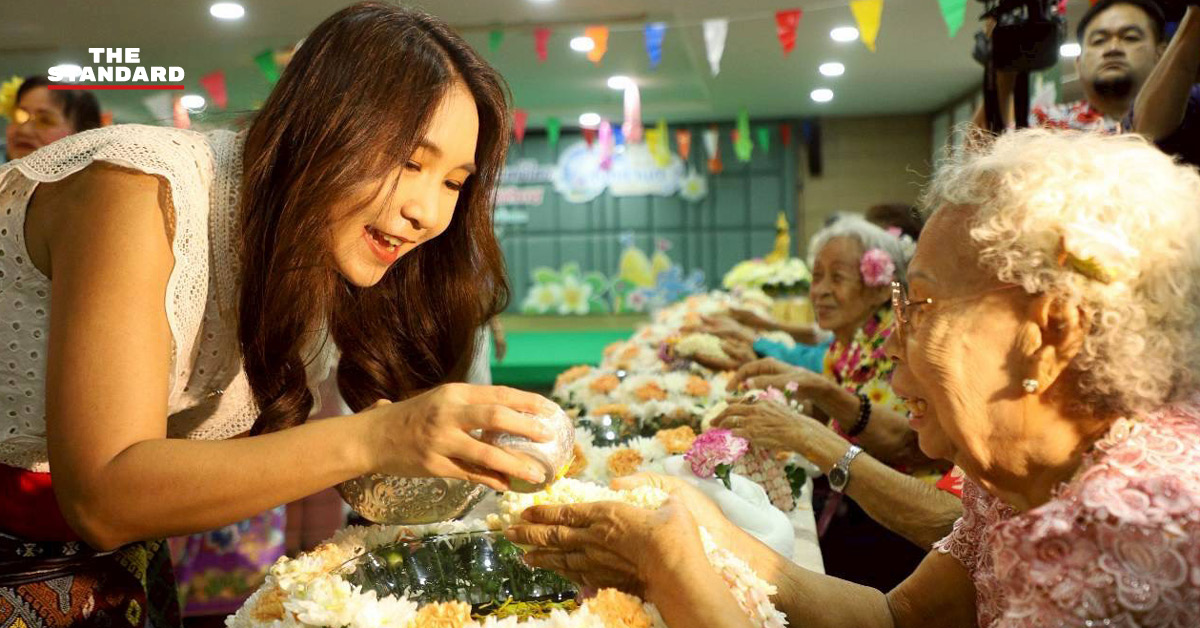 ศิริกัญญา ตันสกุล รดน้ำดำหัวผู้สูงอายุ ร่วมกิจกรรมสงกรานต์ พร้อม สส.พรรคประชาชน และเสนอแก้ พ.ร.บ.กทม.