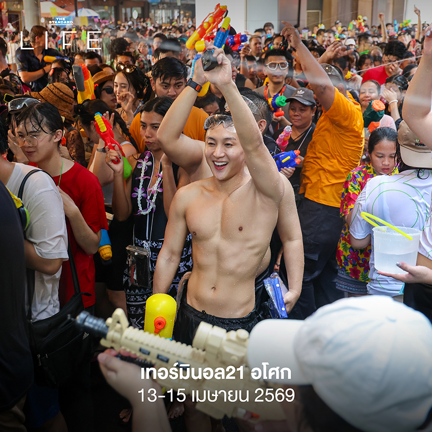 ภาพผู้คนสนุกสนานกับการเล่นน้ำสงกรานต์ใน กรุงเทพฯ ปี 2569 บริเวณจุดเล่นน้ำฟรี 15 แห่ง 15