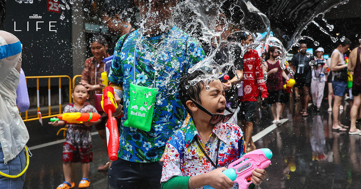ภาพผู้คนสนุกสนานกับการเล่นน้ำสงกรานต์ใน กรุงเทพฯ ปี 2569 บริเวณจุดเล่นน้ำฟรี 15 แห่ง