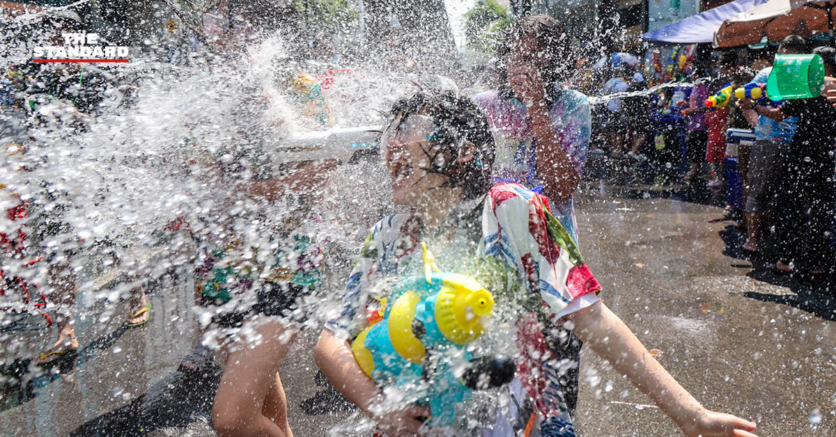 ภาพบรรยากาศงานเทศกาลสงกรานต์ปี 2569 พร้อมข้อความระบุถึงเงินสะพัดทั่วประเทศและเศรษฐกิจที่ฟื้นตัว