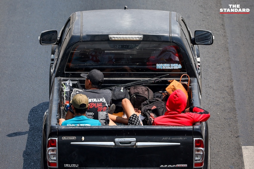 สภาพการจราจรบนถนนพหลโยธินช่วงเทศกาลสงกรานต์ปี 2569 มีรถยนต์หนาแน่นและประชาชนเดินทางกลับภูมิลำเนา 2