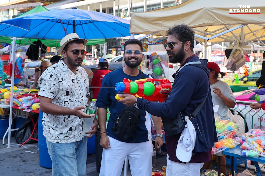 นักท่องเที่ยวเล่นน้ำสงกรานต์ 2569 บริเวณแยกราชประสงค์และหน้าเซ็นทรัลเวิลด์ 1