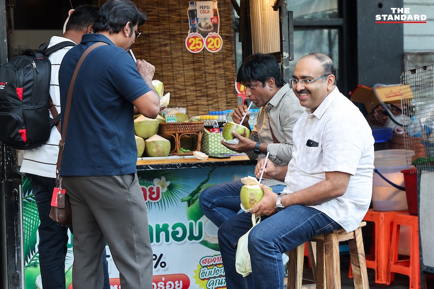 นักท่องเที่ยวเล่นน้ำสงกรานต์ 2569 บริเวณแยกราชประสงค์และหน้าเซ็นทรัลเวิลด์ 10