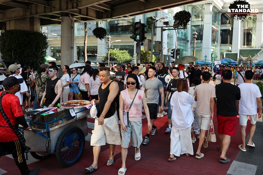 นักท่องเที่ยวเล่นน้ำสงกรานต์ 2569 บริเวณแยกราชประสงค์และหน้าเซ็นทรัลเวิลด์ 11