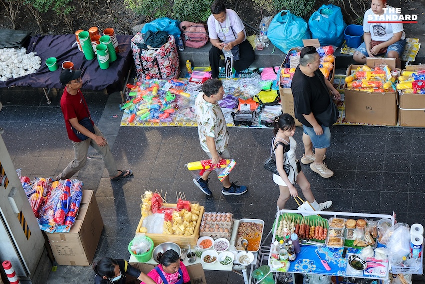 นักท่องเที่ยวเล่นน้ำสงกรานต์ 2569 บริเวณแยกราชประสงค์และหน้าเซ็นทรัลเวิลด์ 12