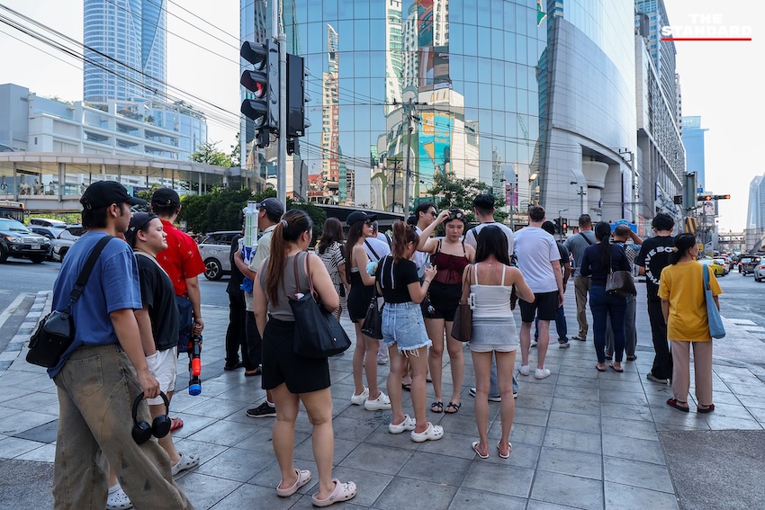 นักท่องเที่ยวเล่นน้ำสงกรานต์ 2569 บริเวณแยกราชประสงค์และหน้าเซ็นทรัลเวิลด์ 13