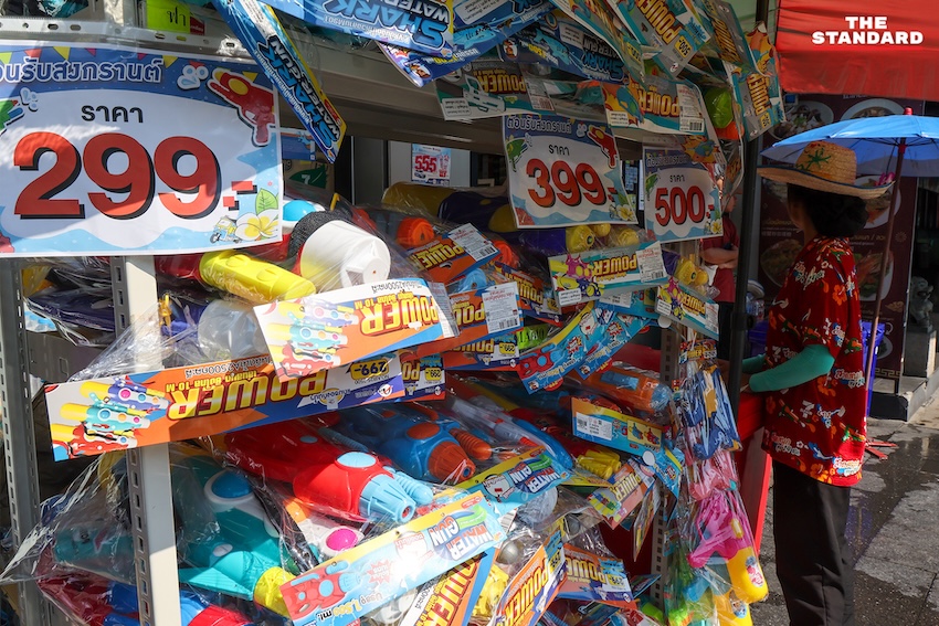 นักท่องเที่ยวเล่นน้ำสงกรานต์ 2569 บริเวณแยกราชประสงค์และหน้าเซ็นทรัลเวิลด์ 14