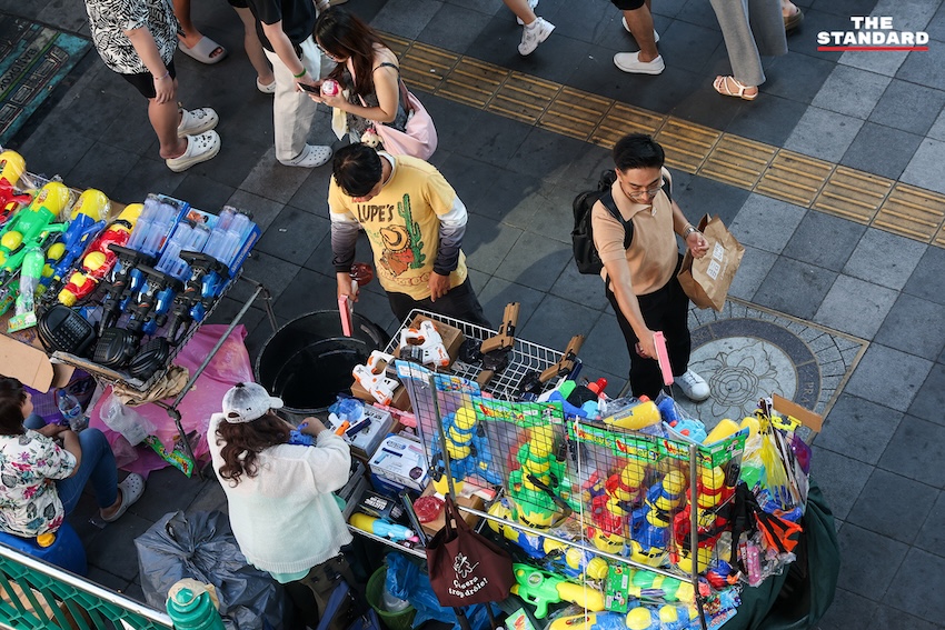 นักท่องเที่ยวเล่นน้ำสงกรานต์ 2569 บริเวณแยกราชประสงค์และหน้าเซ็นทรัลเวิลด์ 2