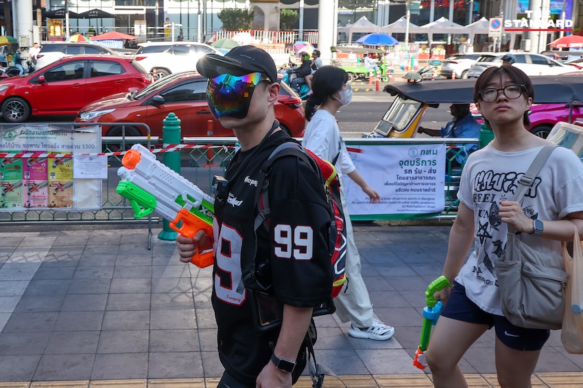 นักท่องเที่ยวเล่นน้ำสงกรานต์ 2569 บริเวณแยกราชประสงค์และหน้าเซ็นทรัลเวิลด์ 3