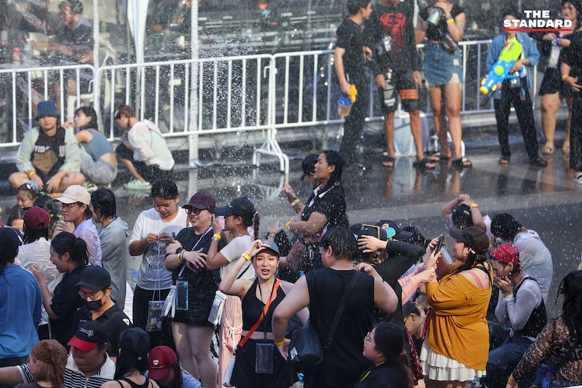 นักท่องเที่ยวเล่นน้ำสงกรานต์ 2569 บริเวณแยกราชประสงค์และหน้าเซ็นทรัลเวิลด์ 4