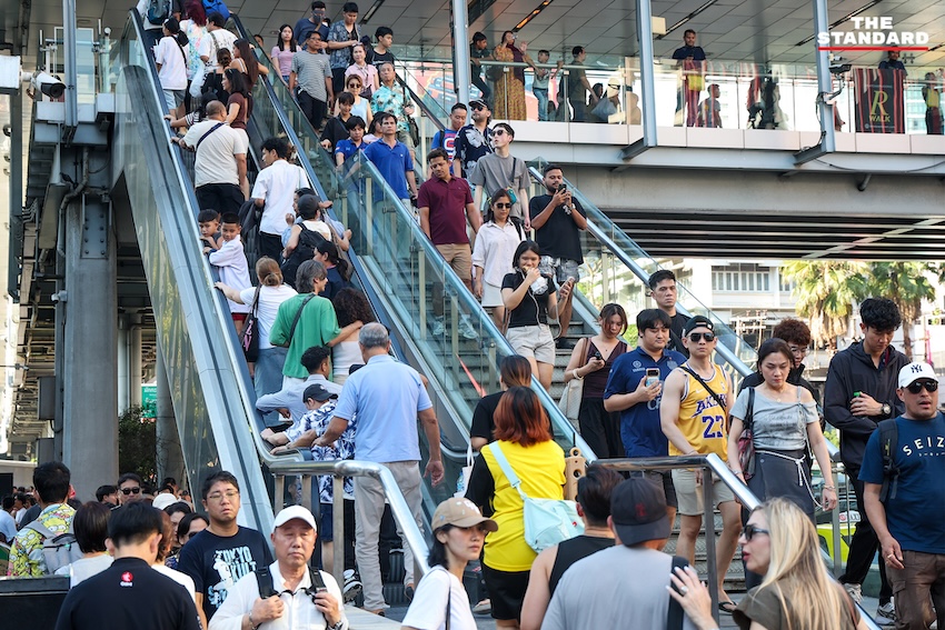 นักท่องเที่ยวเล่นน้ำสงกรานต์ 2569 บริเวณแยกราชประสงค์และหน้าเซ็นทรัลเวิลด์ 5