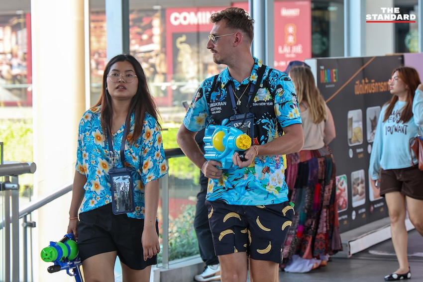 นักท่องเที่ยวเล่นน้ำสงกรานต์ 2569 บริเวณแยกราชประสงค์และหน้าเซ็นทรัลเวิลด์ 6