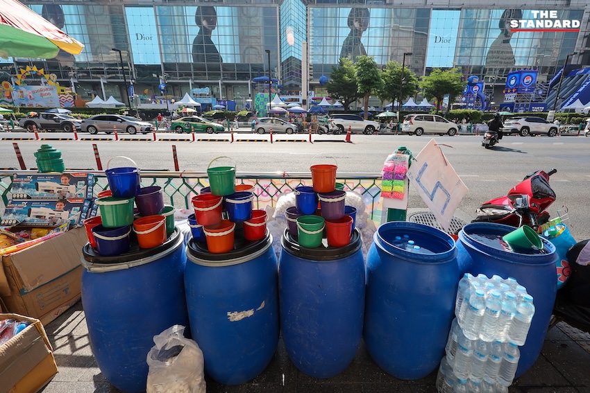 นักท่องเที่ยวเล่นน้ำสงกรานต์ 2569 บริเวณแยกราชประสงค์และหน้าเซ็นทรัลเวิลด์ 7