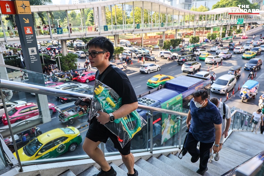 นักท่องเที่ยวเล่นน้ำสงกรานต์ 2569 บริเวณแยกราชประสงค์และหน้าเซ็นทรัลเวิลด์ 8