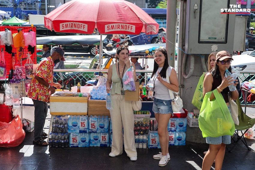 นักท่องเที่ยวเล่นน้ำสงกรานต์ 2569 บริเวณแยกราชประสงค์และหน้าเซ็นทรัลเวิลด์ 9