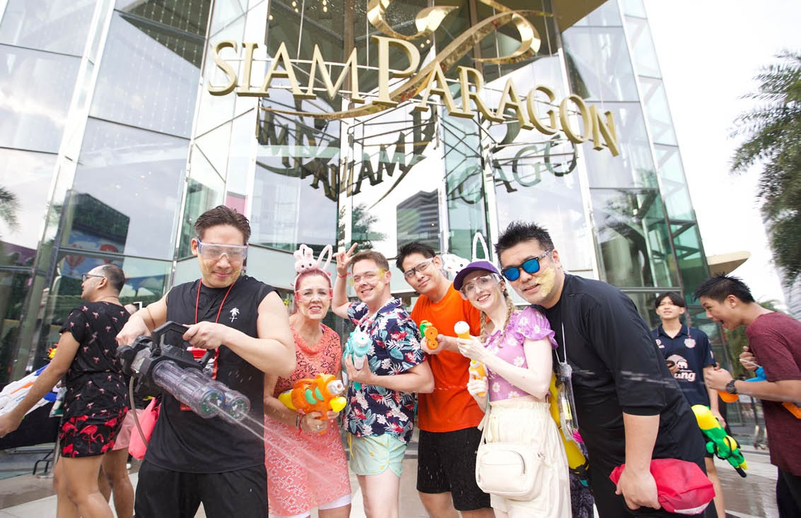 ผู้คนเล่นน้ำสงกรานต์อย่างสนุกสนาน ณ ไอคอนสยาม ในงานสงกรานต์ 2569 3