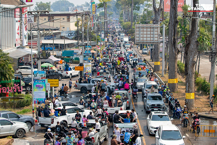 บรรยากาศเทศกาลสงกรานต์ ประเพณีปี๋ใหม่เมือง บริเวณถนนเชียงใหม่–ลำพูน หรือถนนสายต้นยาง มีประชาชนและนักท่องเที่ยวเล่นสาดน้ำกันอย่างคึกคัก 1