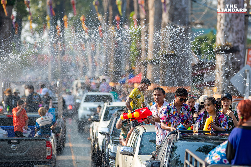 บรรยากาศเทศกาลสงกรานต์ ประเพณีปี๋ใหม่เมือง บริเวณถนนเชียงใหม่–ลำพูน หรือถนนสายต้นยาง มีประชาชนและนักท่องเที่ยวเล่นสาดน้ำกันอย่างคึกคัก 10